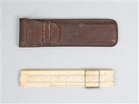 藏品(盟總佔領日本時期製「HEMMI公司SUN No.34π」竹製計算尺組)的圖片